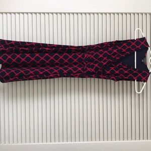 Sleeveless dress with a tie around the waist